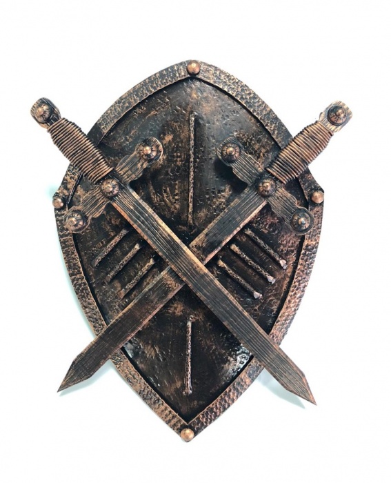 Кованый щит с мечами (декоративное украшение)